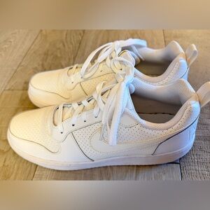 Men Nike White Athletic sneakers for walking